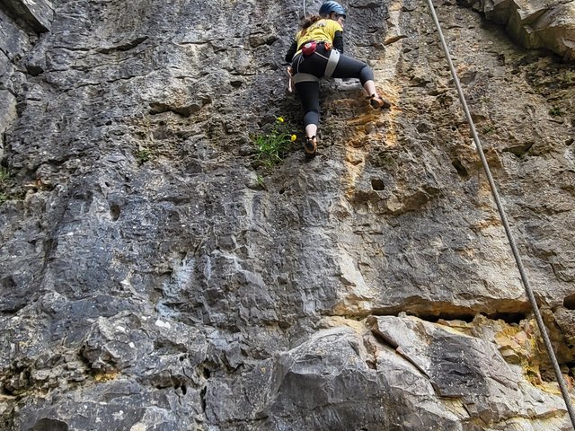 Vue plongeante sur un grimpeur en jaune sur la falaise de Bourgogne, avril 2026