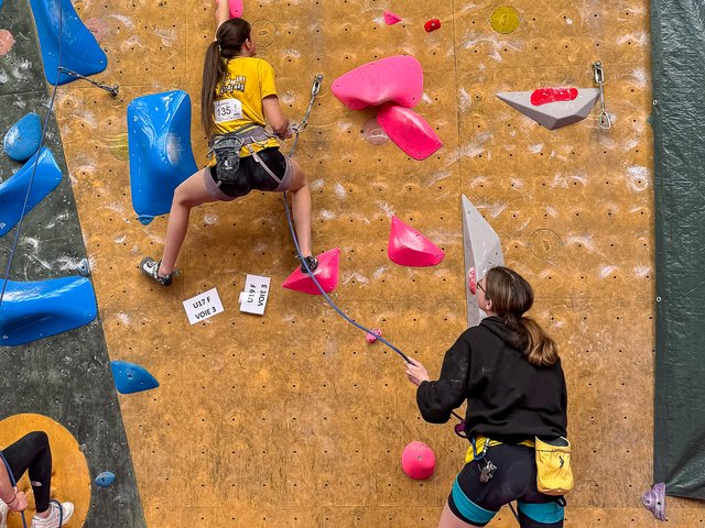 Grimpeuse Clamart Escalade (dossard 135, U17F) en action sur le mur du championnat régional de difficulté à Massy, avril 2026