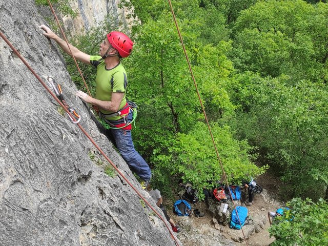 Grimpeur sur paroi avec vue spectaculaire sur les gorges de la Jonte, week-end adultes mai 2026