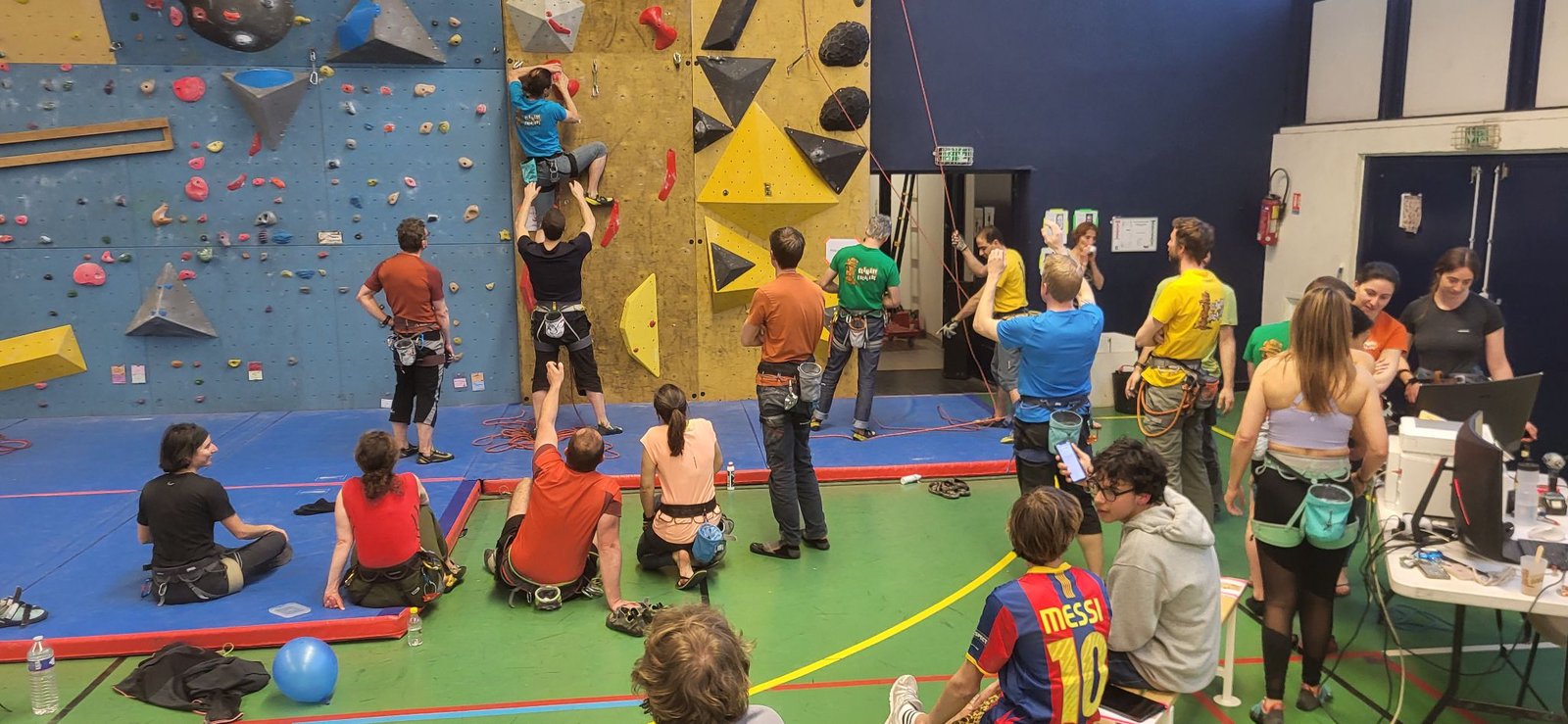 Grimpeurs sur le mur de bloc et la SAE du gymnase Léo Lagrange à Clamart