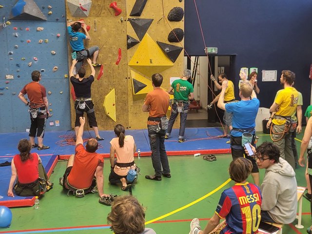 Séance bloc et SAE au gymnase Léo Lagrange, plusieurs grimpeurs sur les murs colorés
