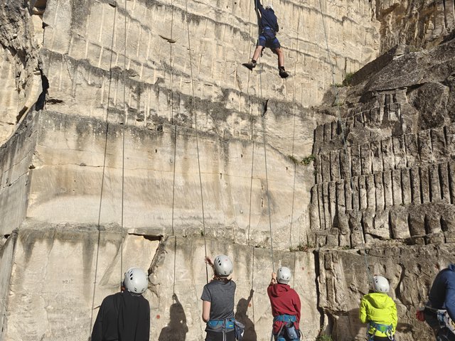 Quatre grimpeurs en simultané sur la grande falaise de Saint-Maximin, octobre 2025